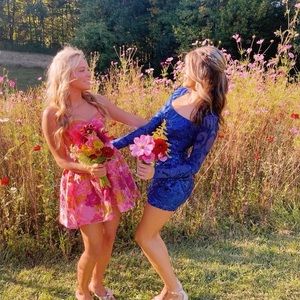 Beautiful floral Showpo dress size 2 fits like a size 0